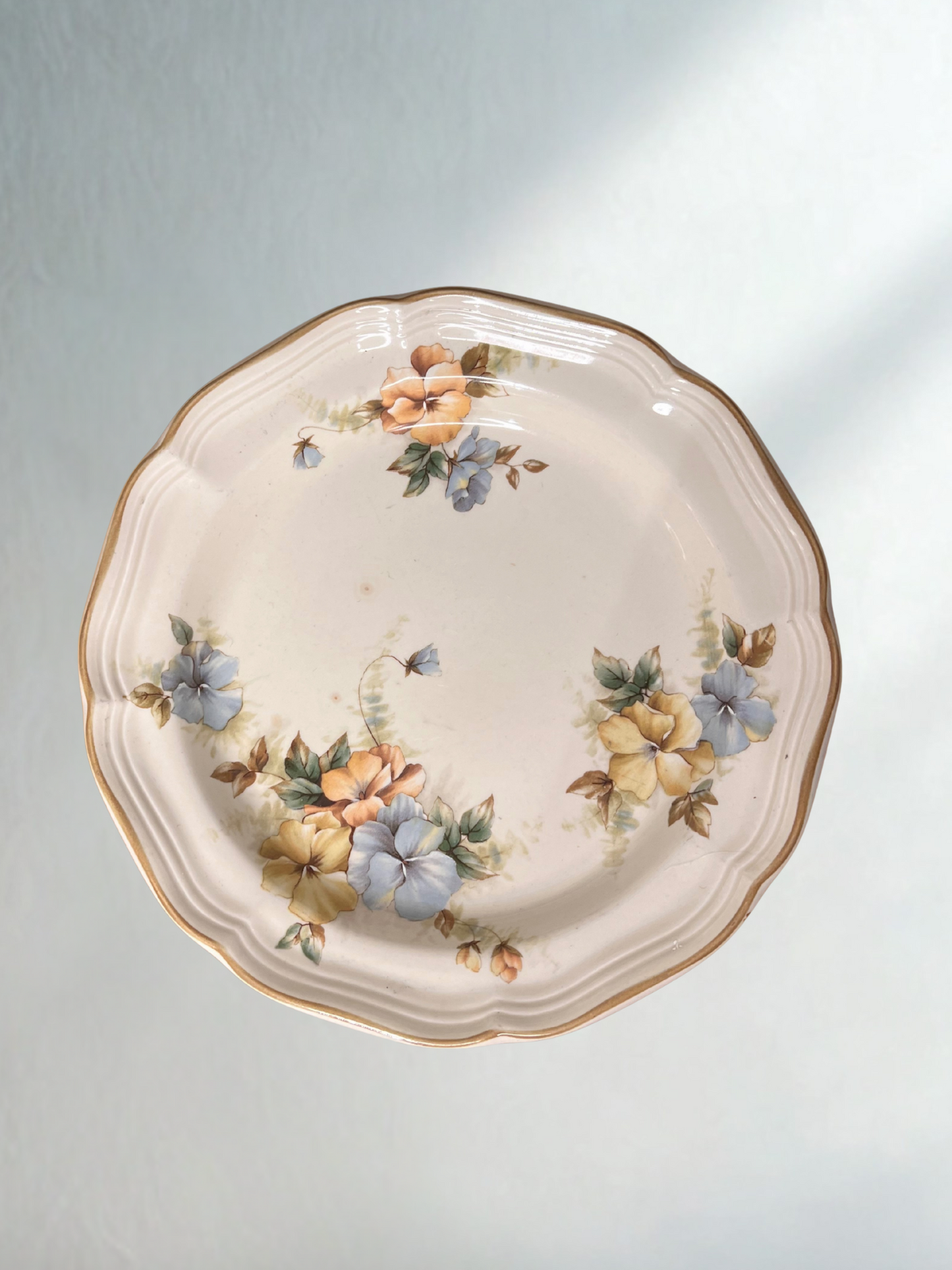 Vintage Floral Plate with Gold Rim – 8"