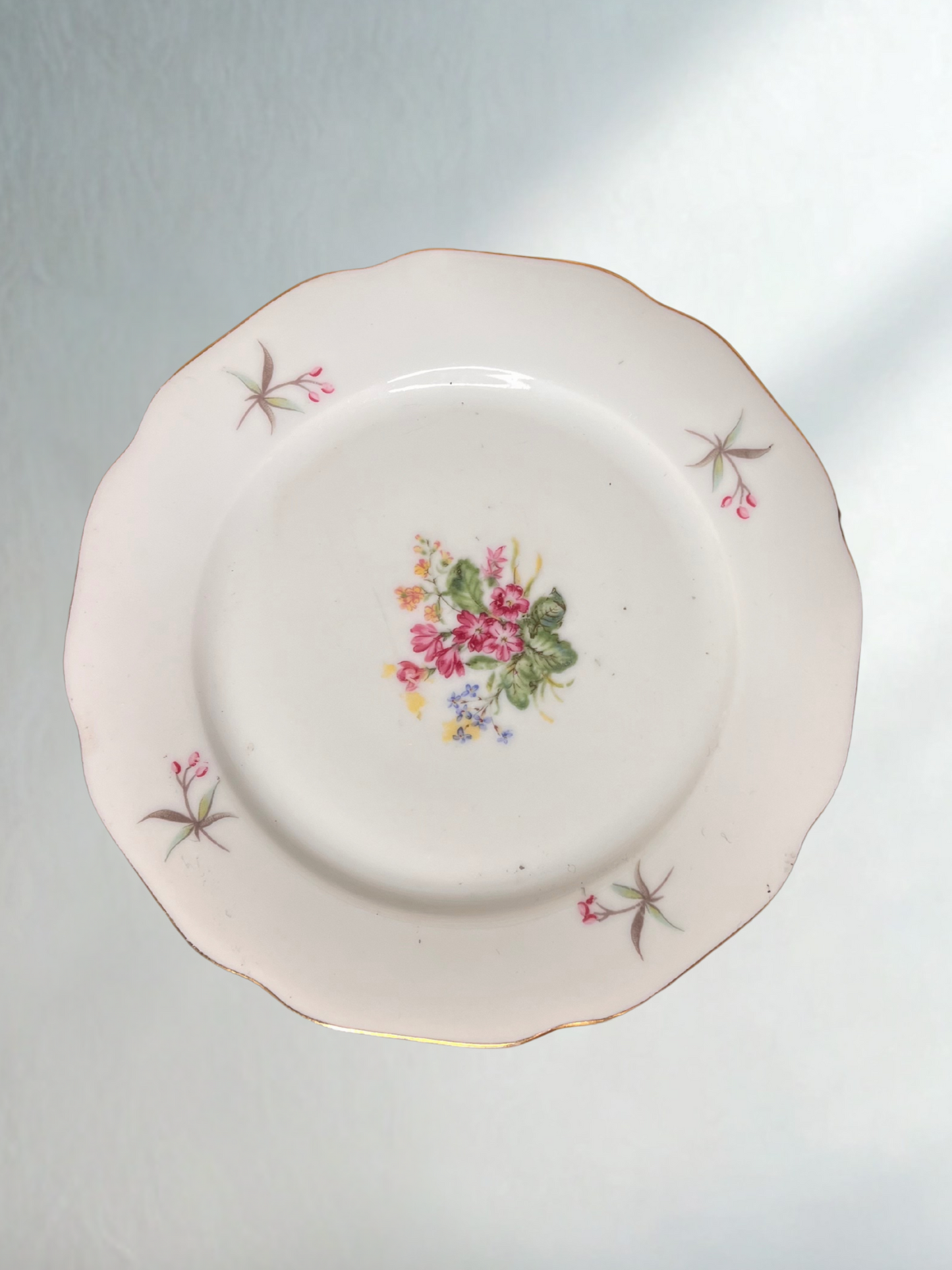 Vintage Scalloped Plate with Central Floral Bouquet – 8"