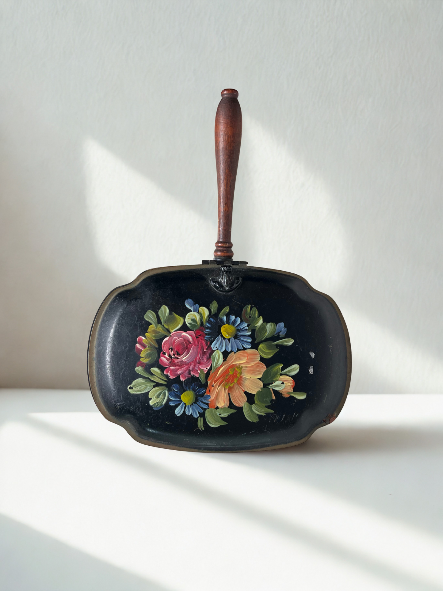 Vintage Nashco Toleware Silent Butler – Hand-Painted Floral Tin with Wooden Handle